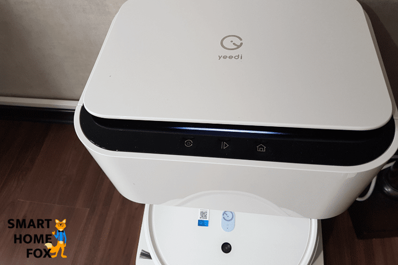 LED-Licht sowie die Steuerungseinheit auf der Oberseite der Yeedi-Station in der Nahaufnahme